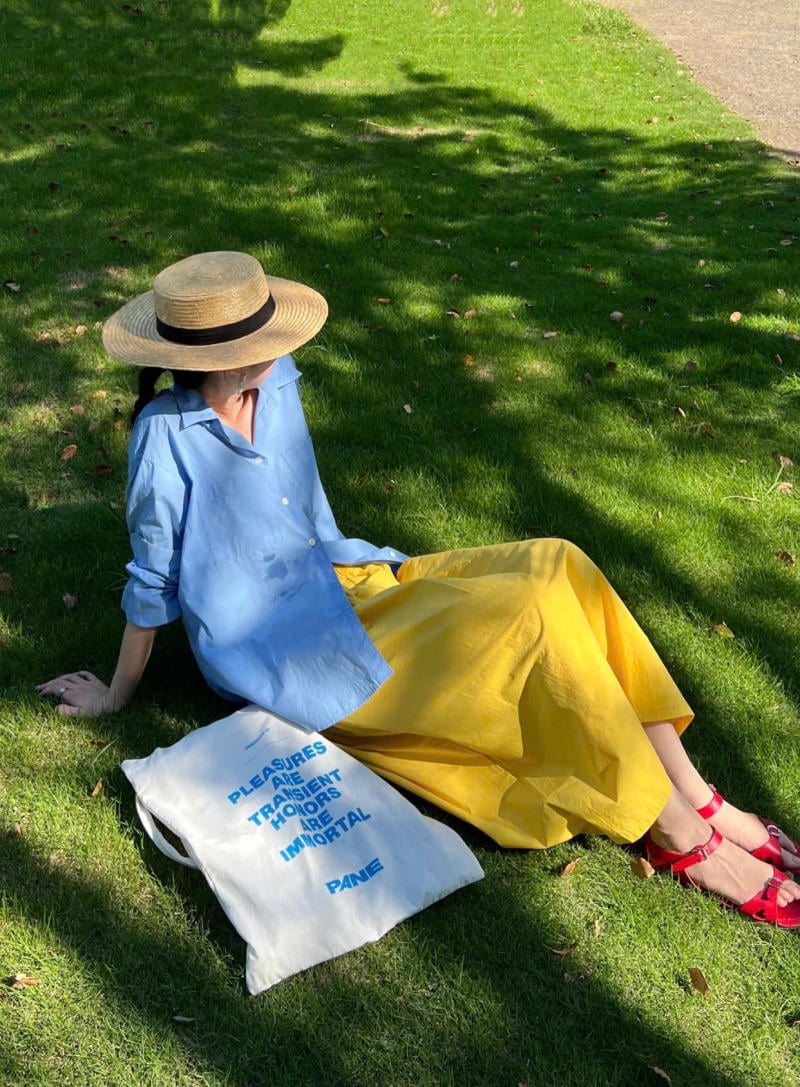 Chân váy màu vàng kết hợp với áo màu xanh da trời