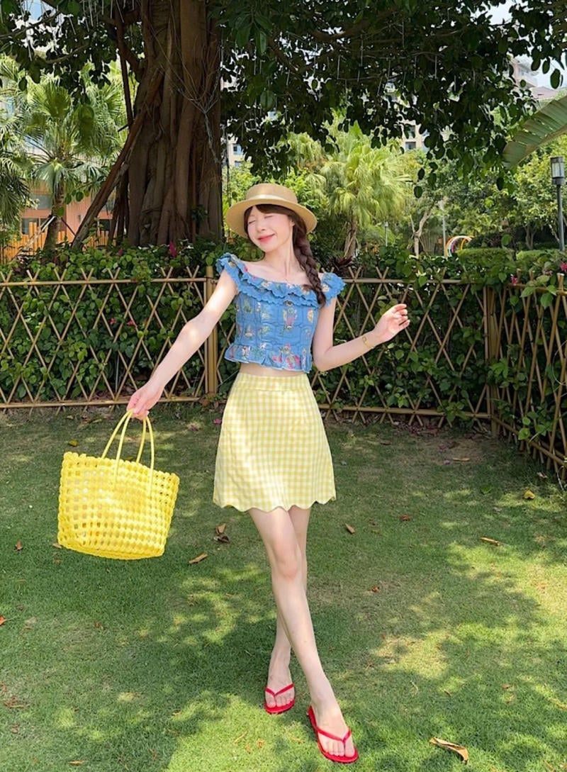 Chân váy màu vàng kết hợp với áo màu xanh da trời