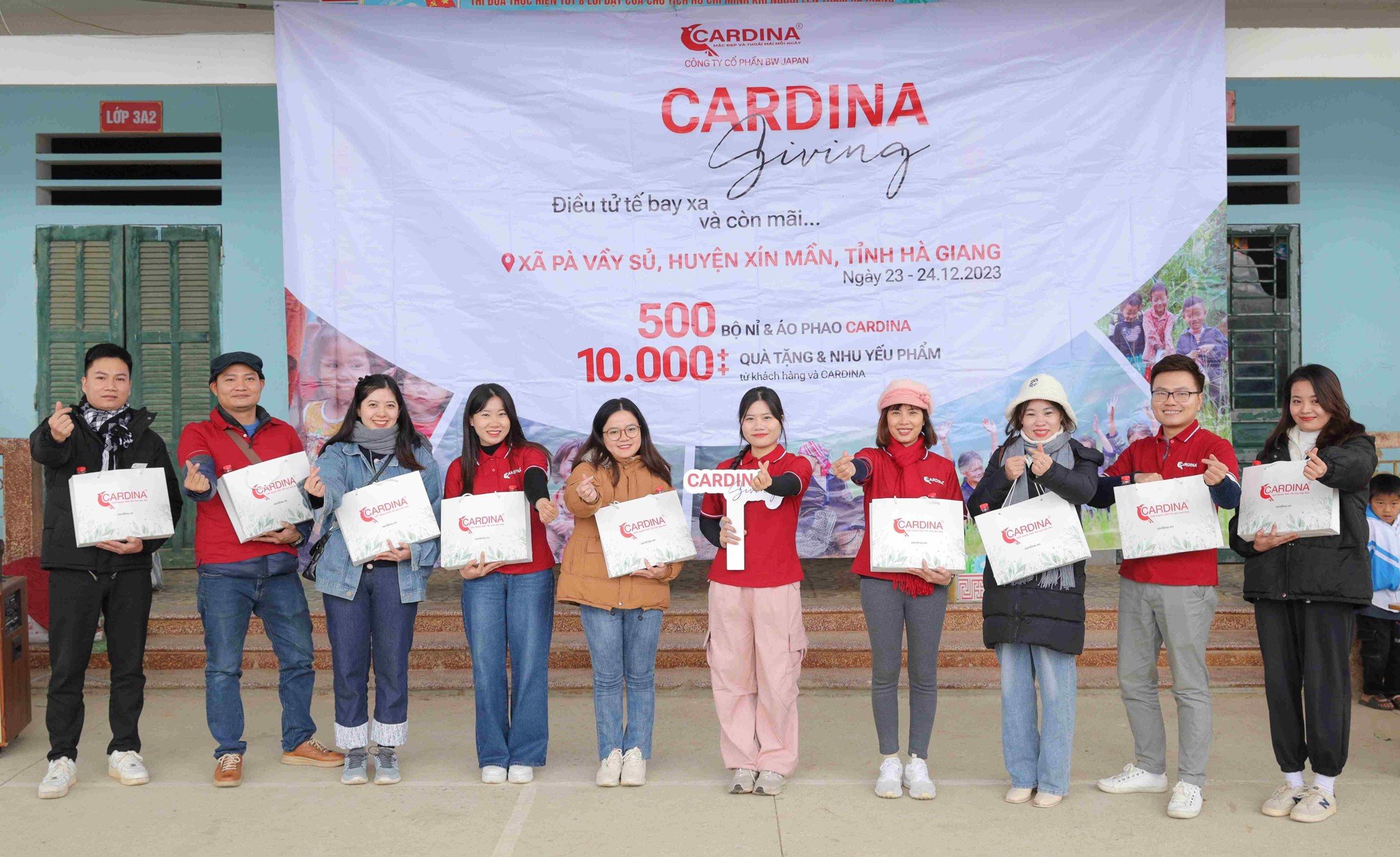 10000 quà tặng và như yếu phẩm được trao đi
