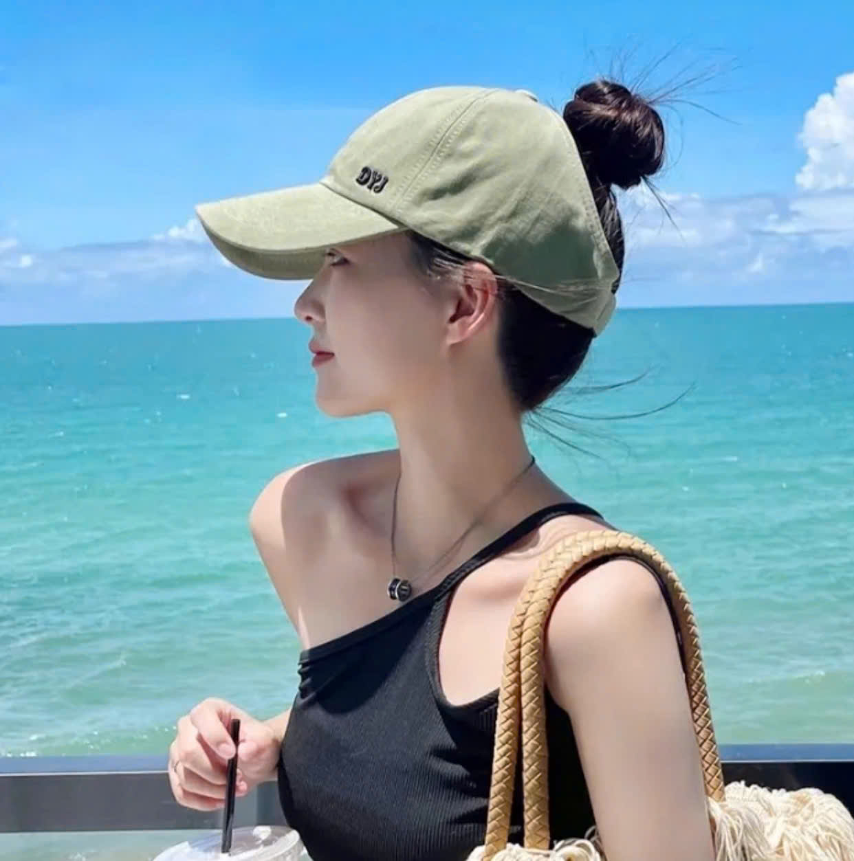cách buộc tóc khi đội mũ lưỡi trai