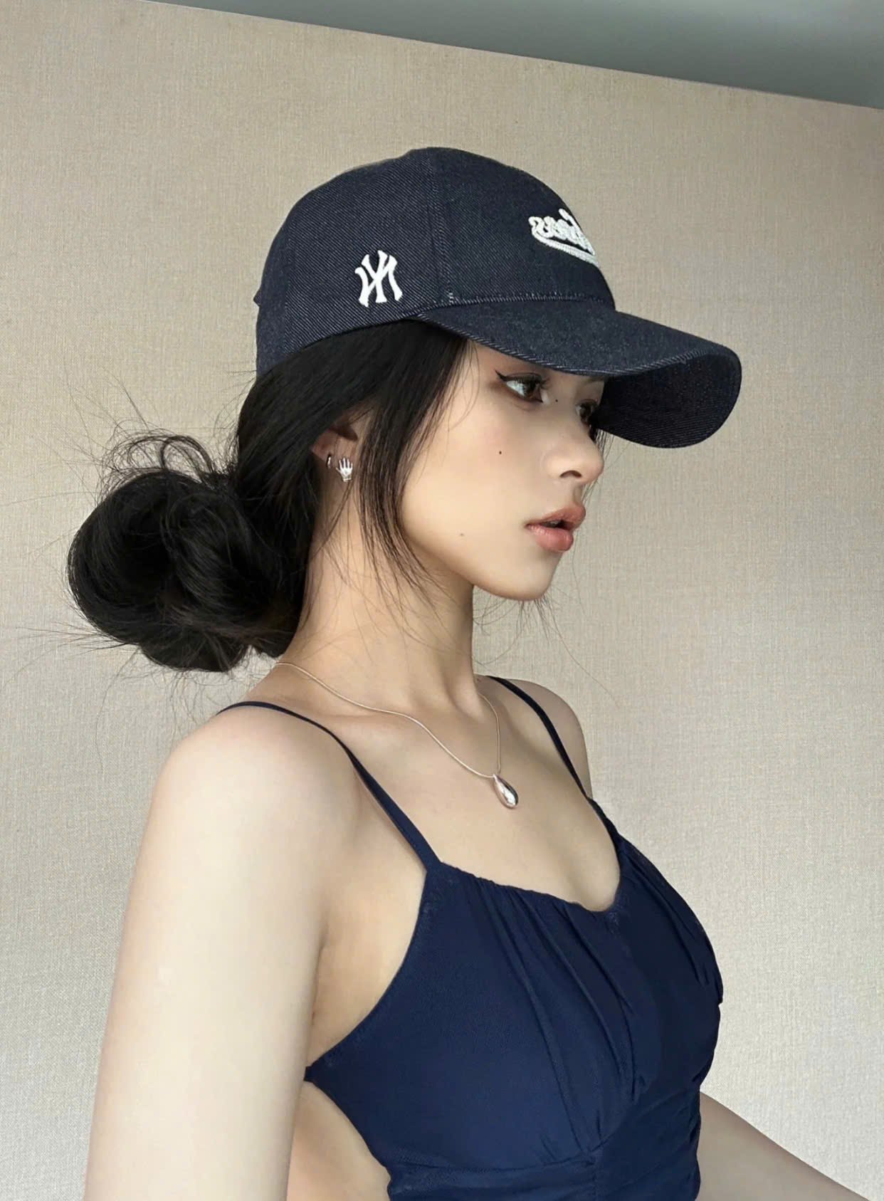 cách buộc tóc khi đội mũ lưỡi trai