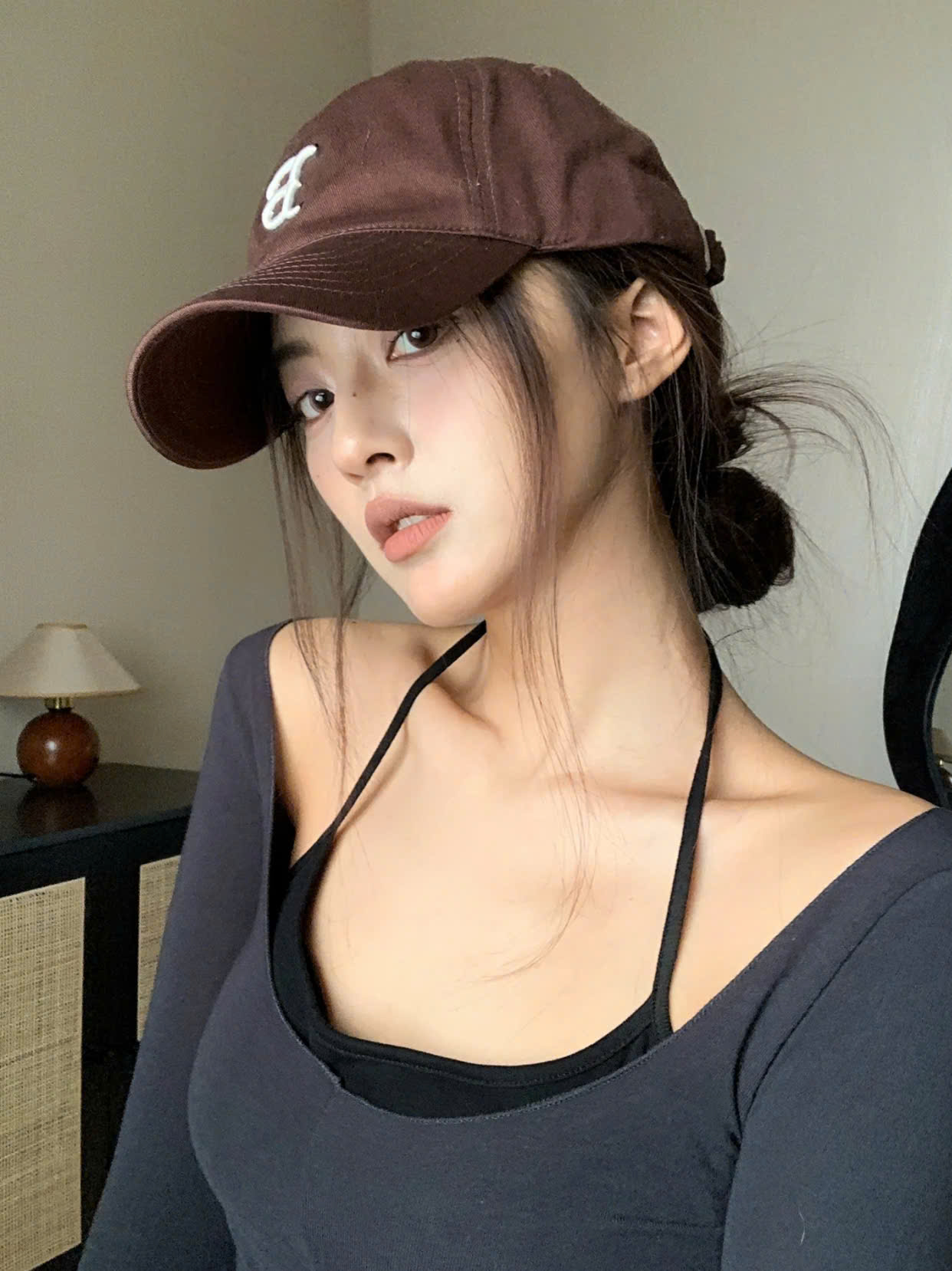 cách buộc tóc khi đội mũ lưỡi trai