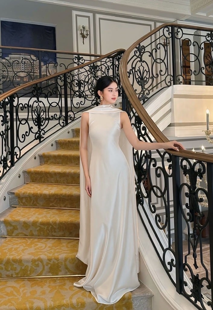 Đầm Dài Dáng Suông Cổ Yếm Phối Tà Bay Bồng Bềnh