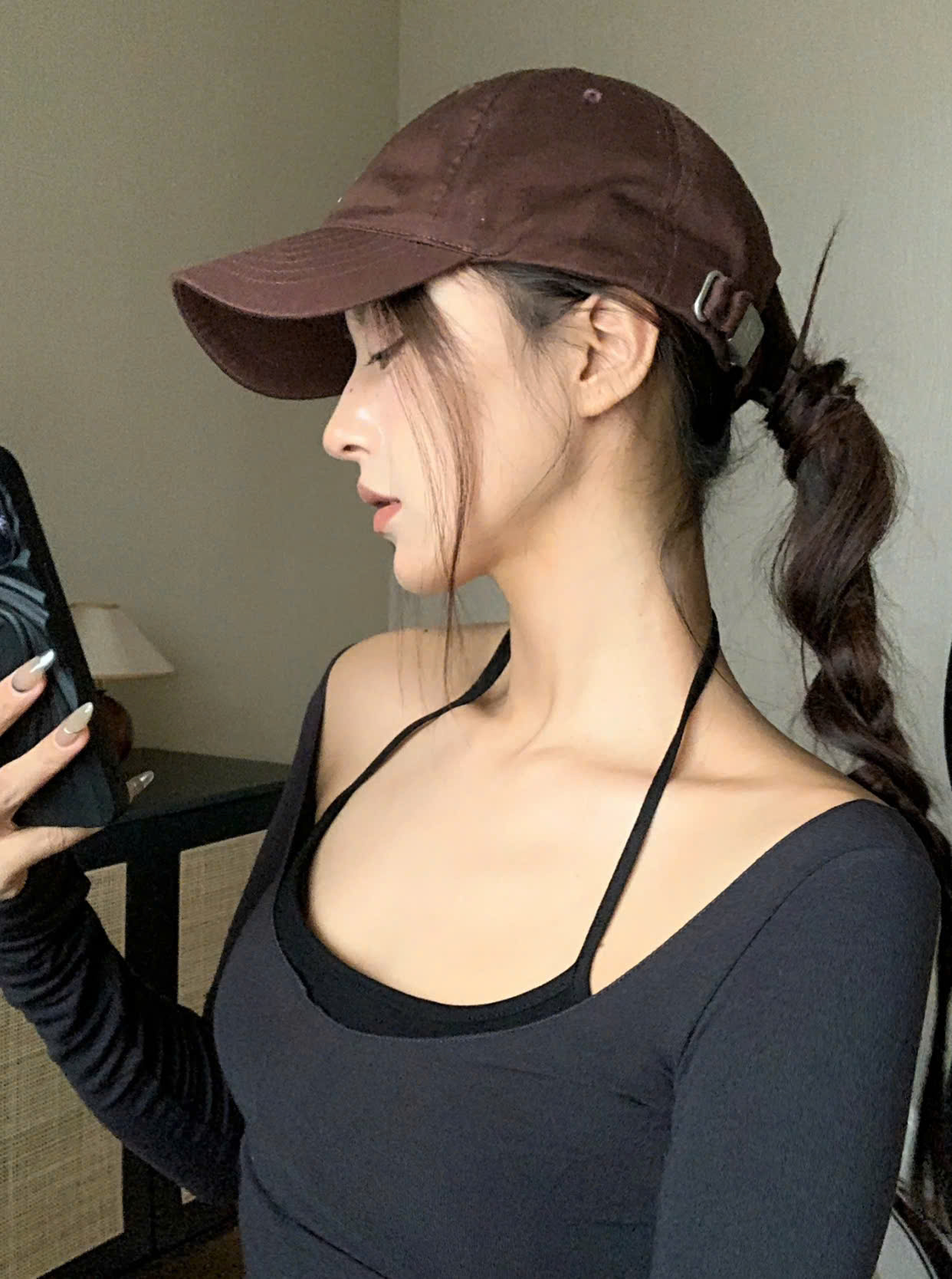 cách buộc tóc khi đội mũ lưỡi trai