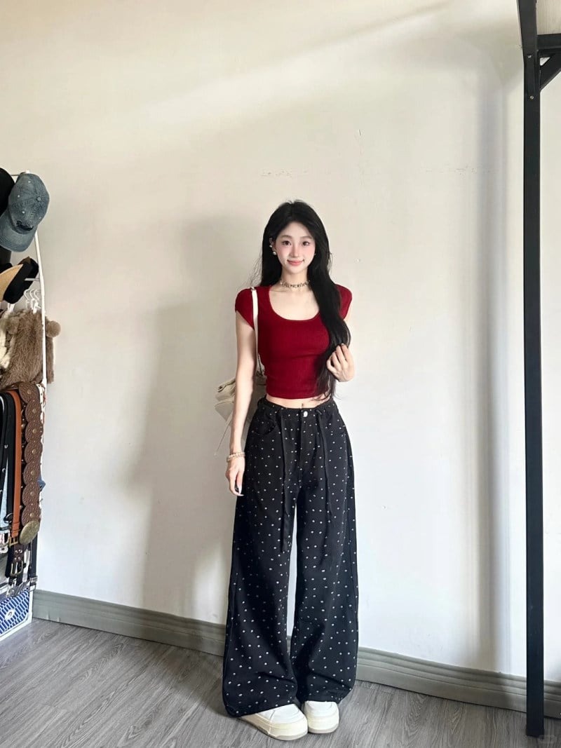 Quần ống rộng palazzo và Áo croptop vừa phải