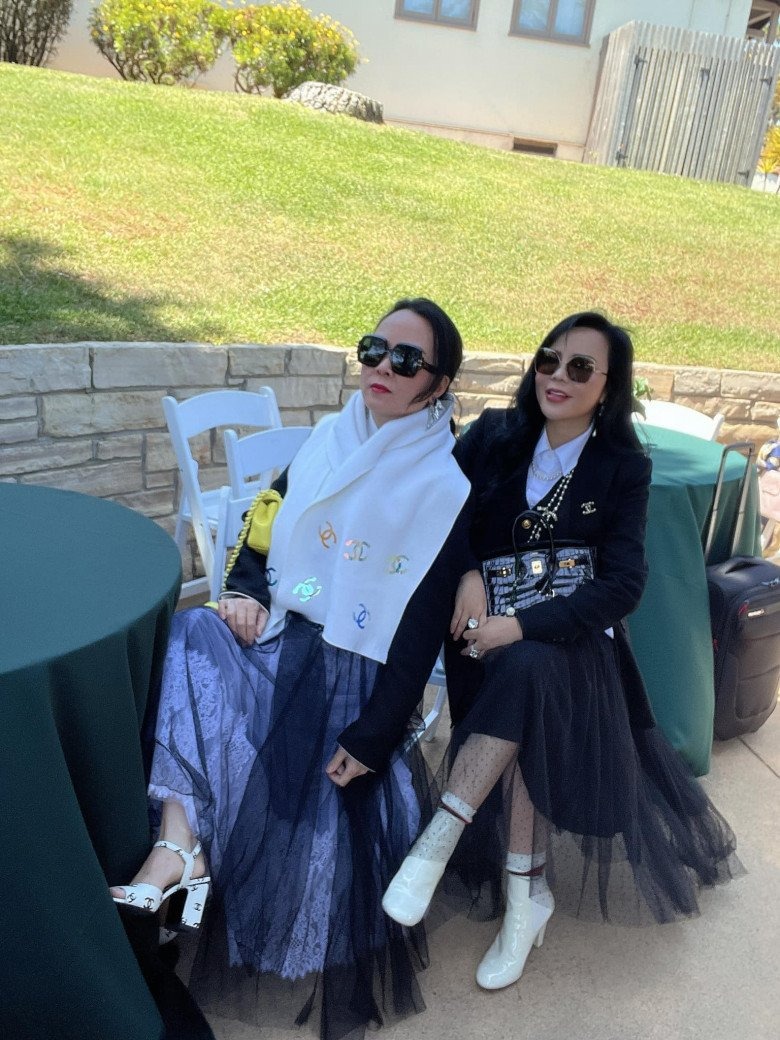 Chọn phụ kiện, giày dép và kiểu tóc cho bố mẹ