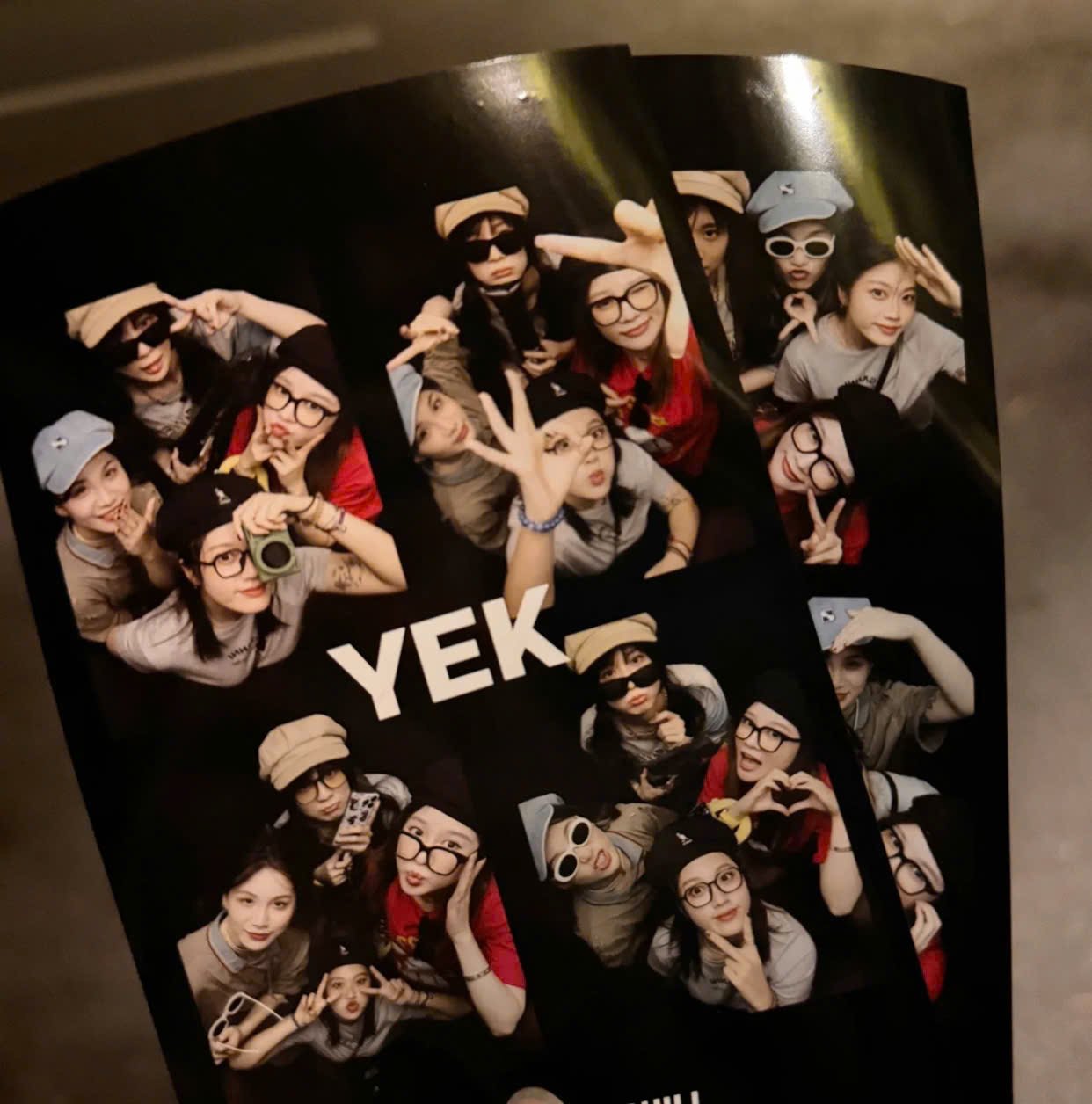 Dáng chụp photobooth 4 người