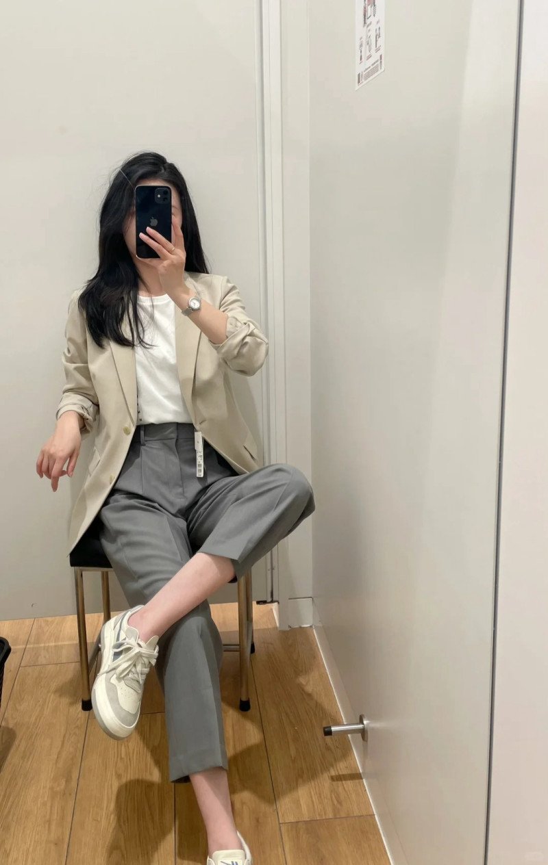 phối quần âu với giày thể thao