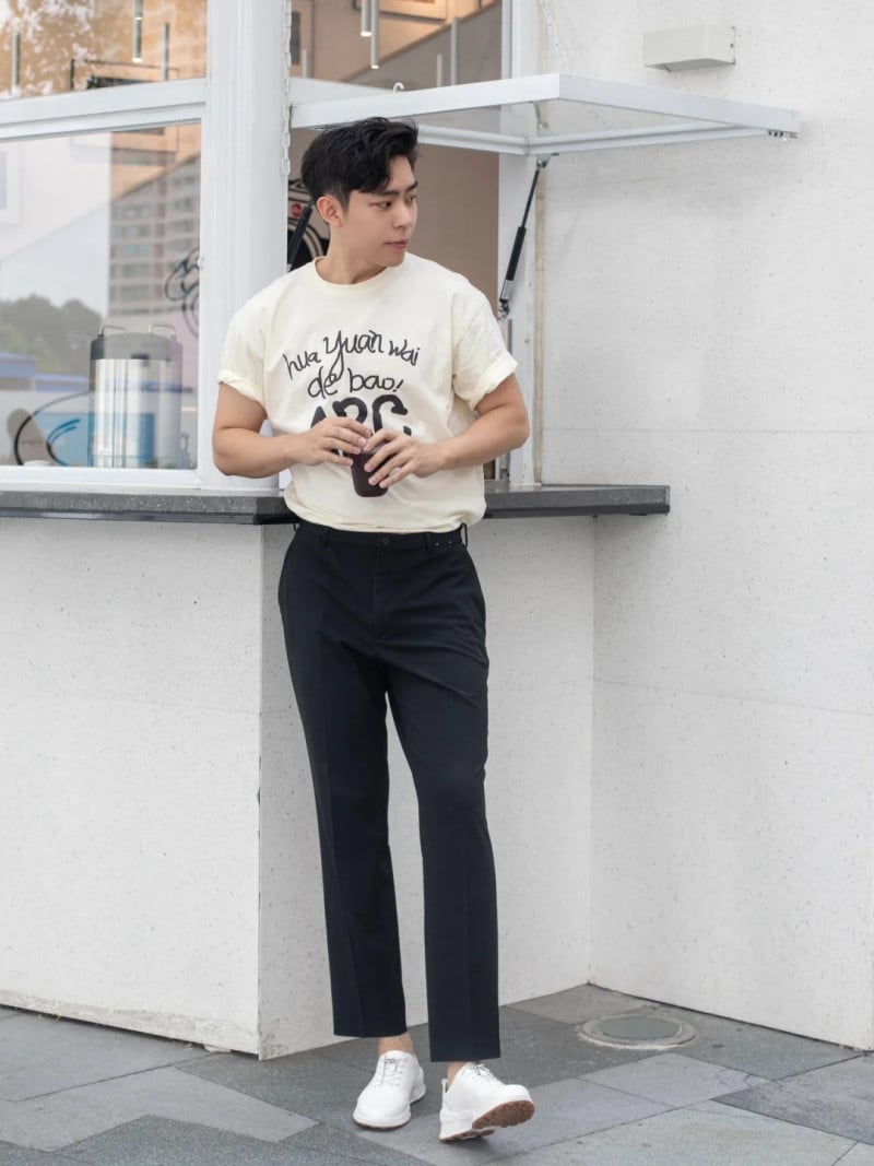 phối quần âu với giày thể thao