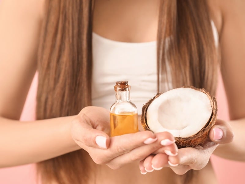 cách ủ tóc bằng dầu dừa trước khi gội đầu