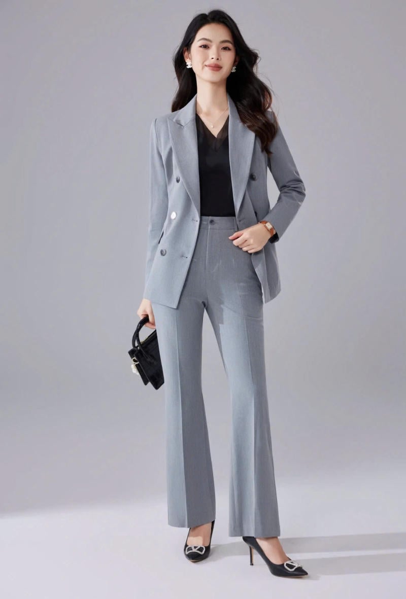 Tư thế đứng quyền lực với bộ suit