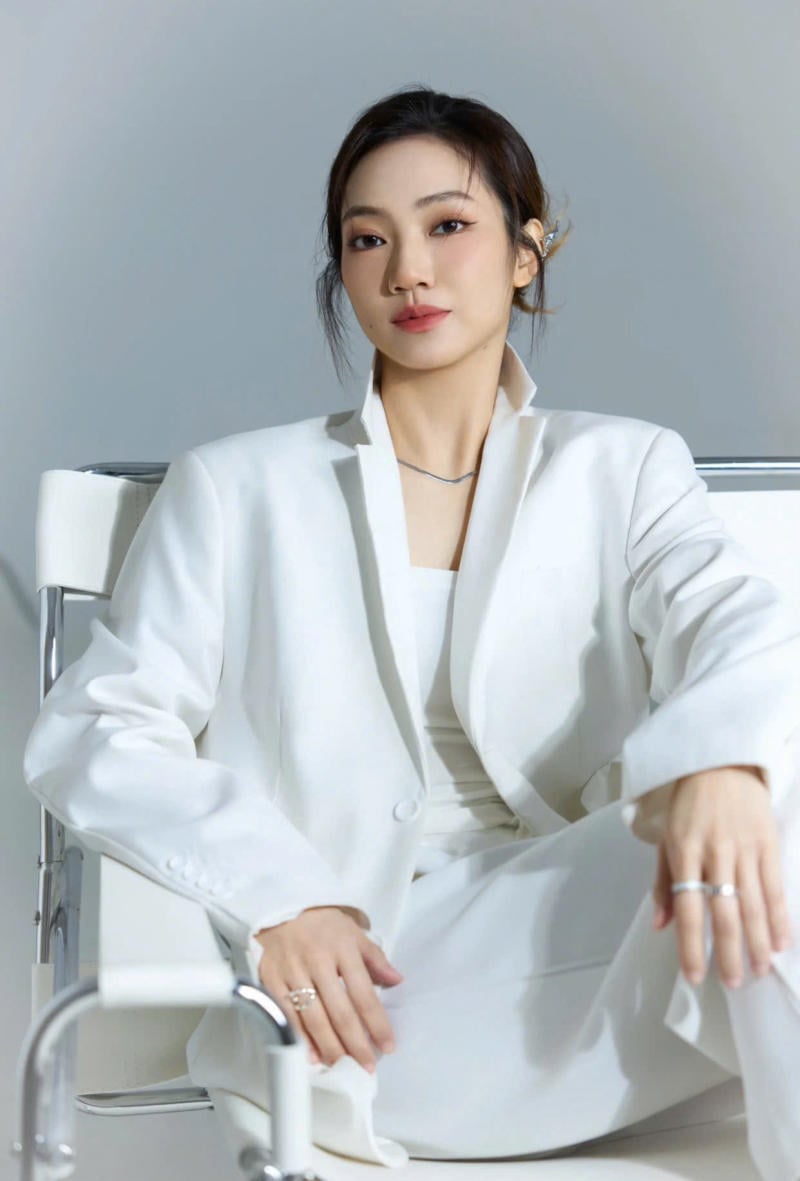 Tư thế ngồi thư thái và quyền lực