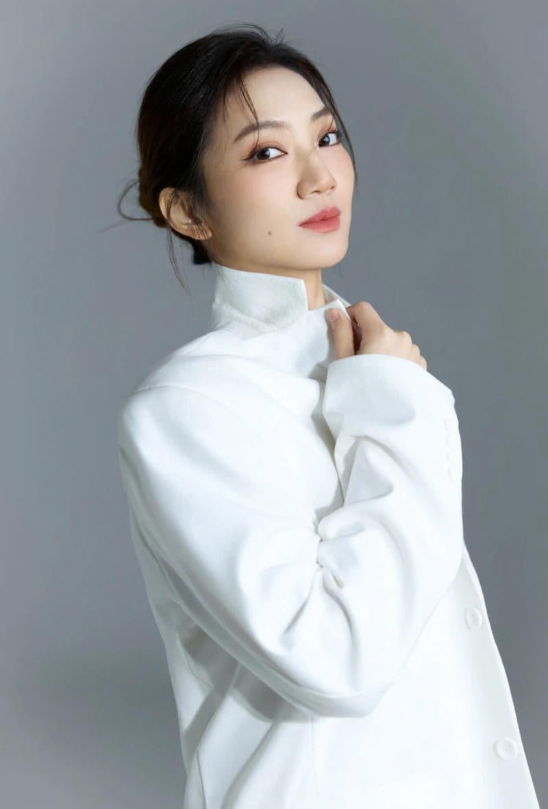 Tư thế nhìn nghiêng cá tính và chuyên nghiệp