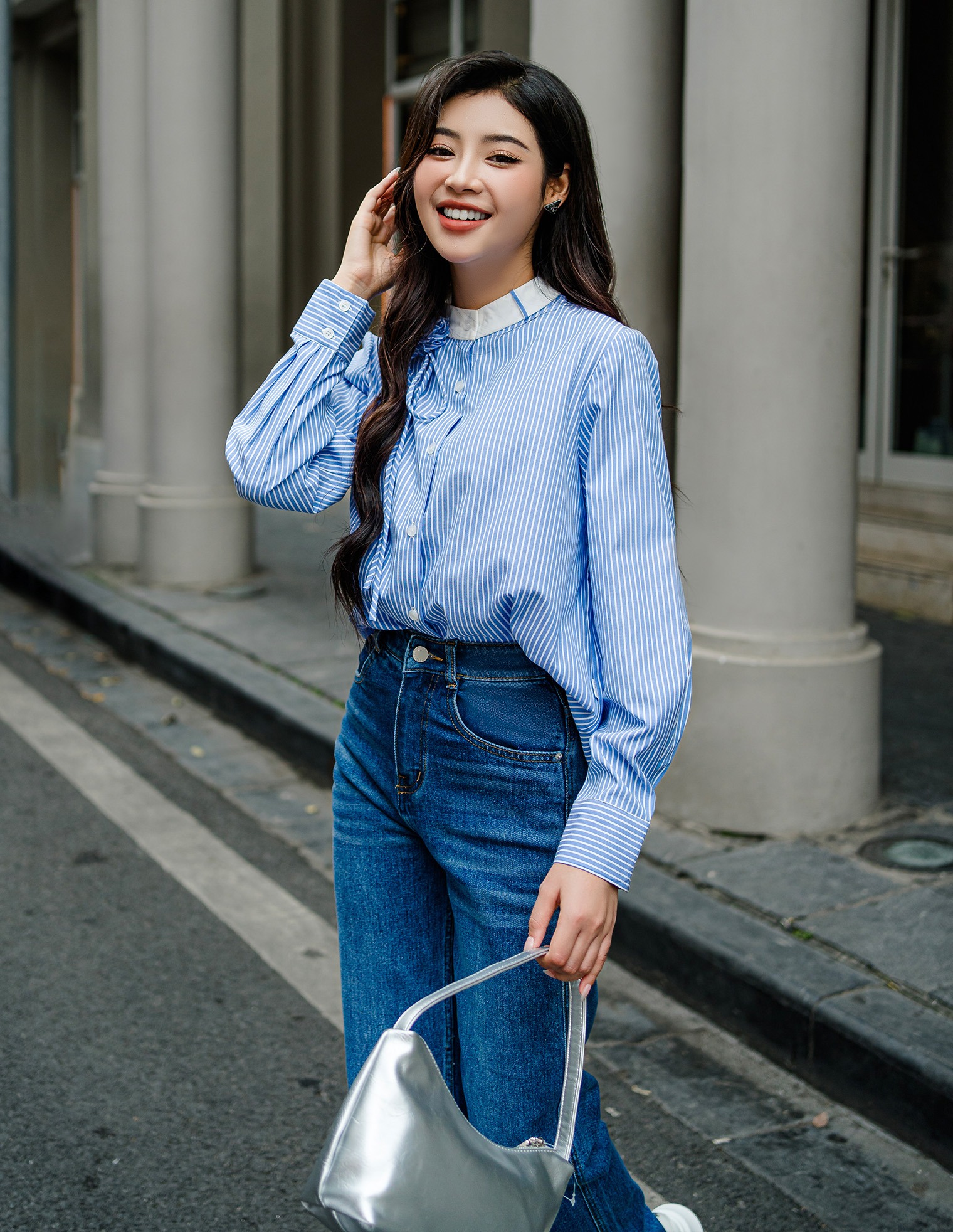 Áo màu xanh dương phối với quần màu xanh denim