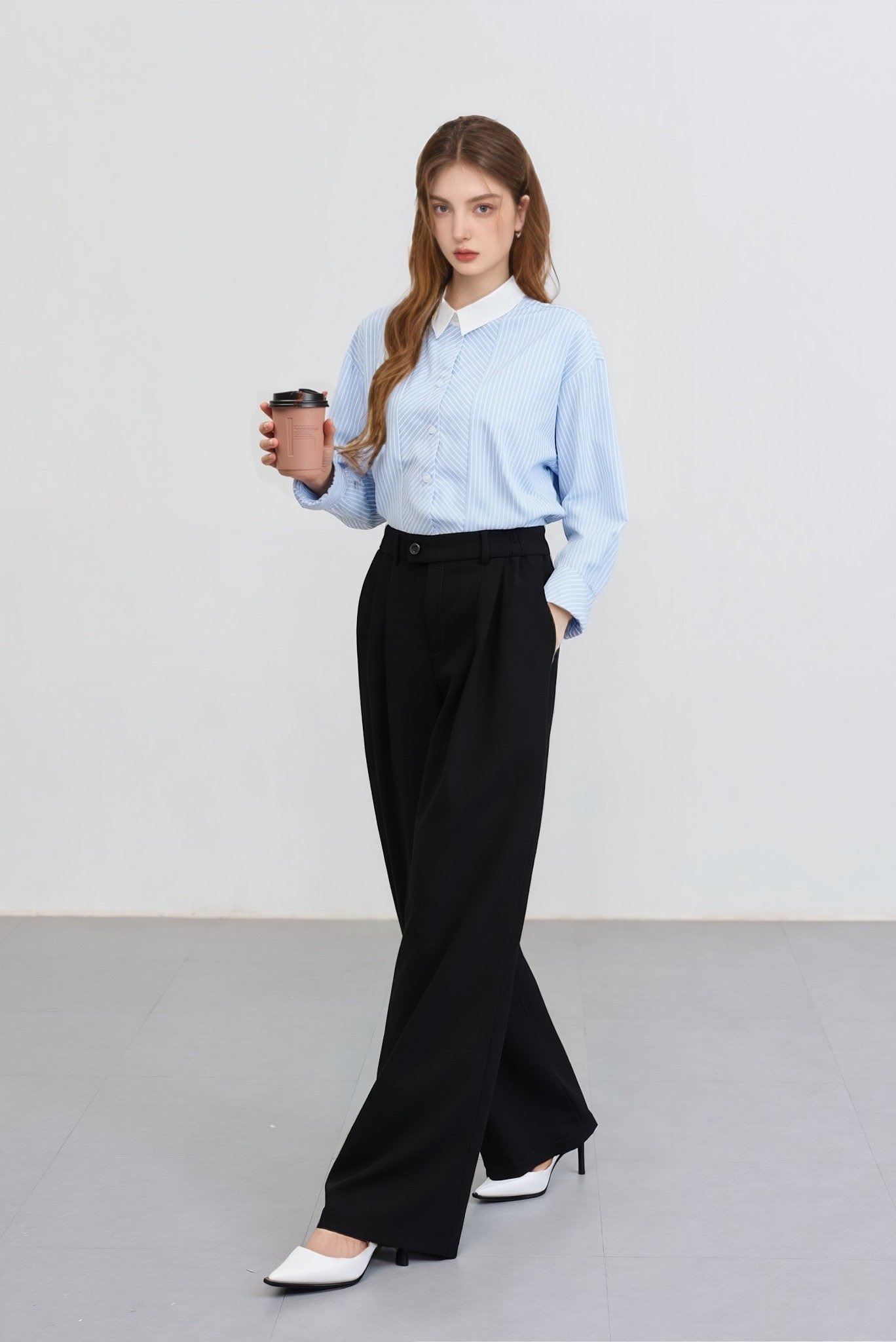 Áo màu xanh dương phối với quần màu đen