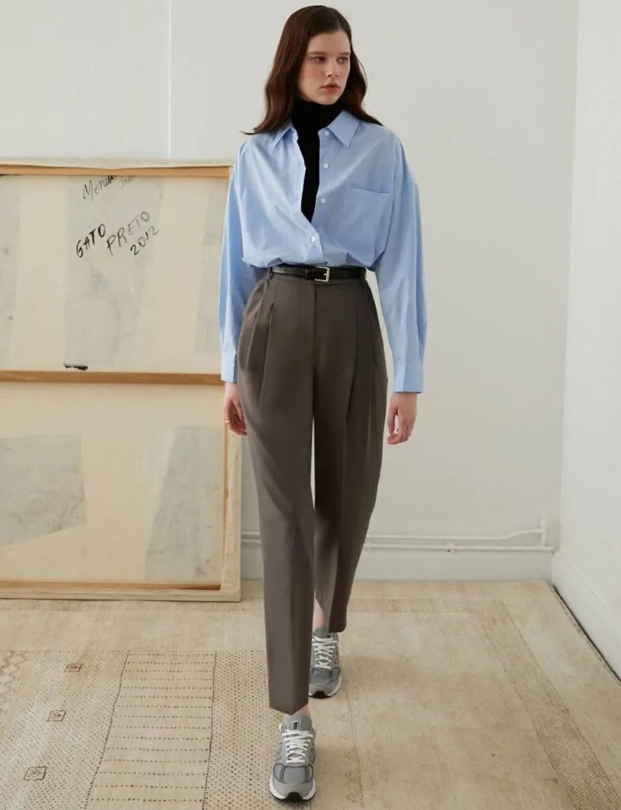 Áo màu xanh dương phối với quần màu ghi/xám