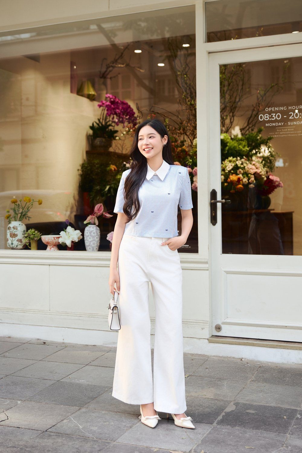 Áo màu xanh dương phối với quần màu trắng