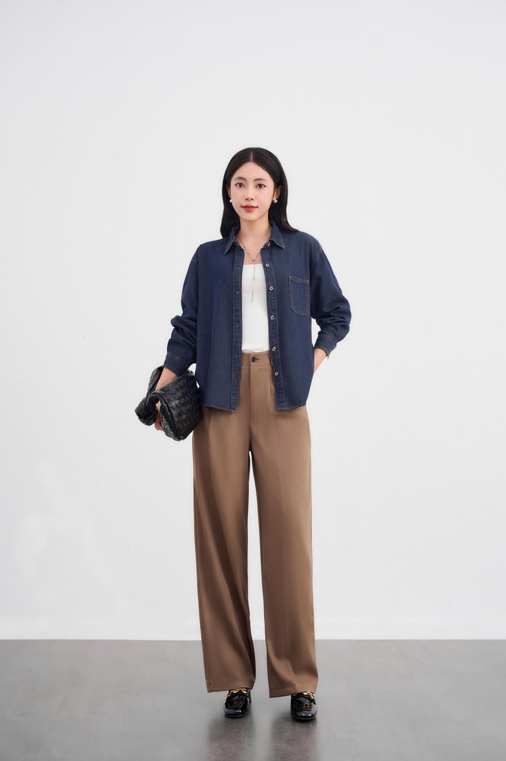 Áo màu xanh dương phối với quần màu nâu