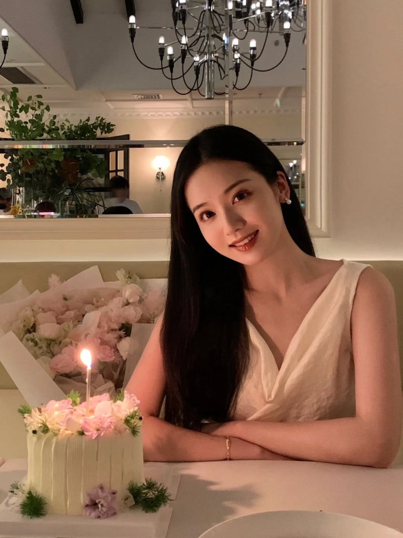 cách tạo dáng chụp ảnh với bánh sinh nhật