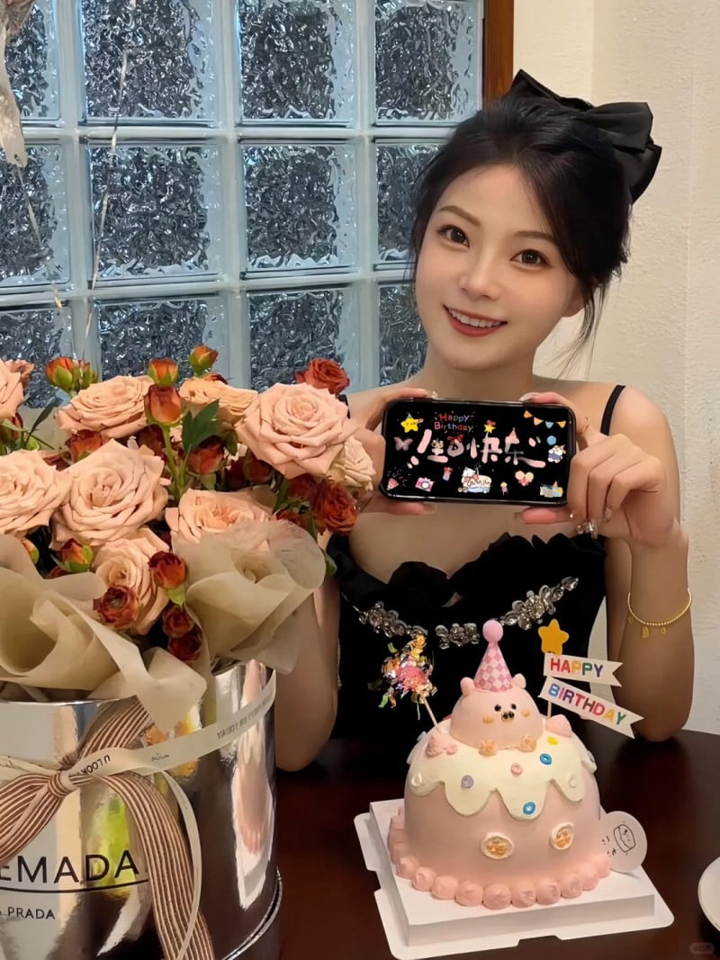 cách tạo dáng chụp ảnh với bánh sinh nhật