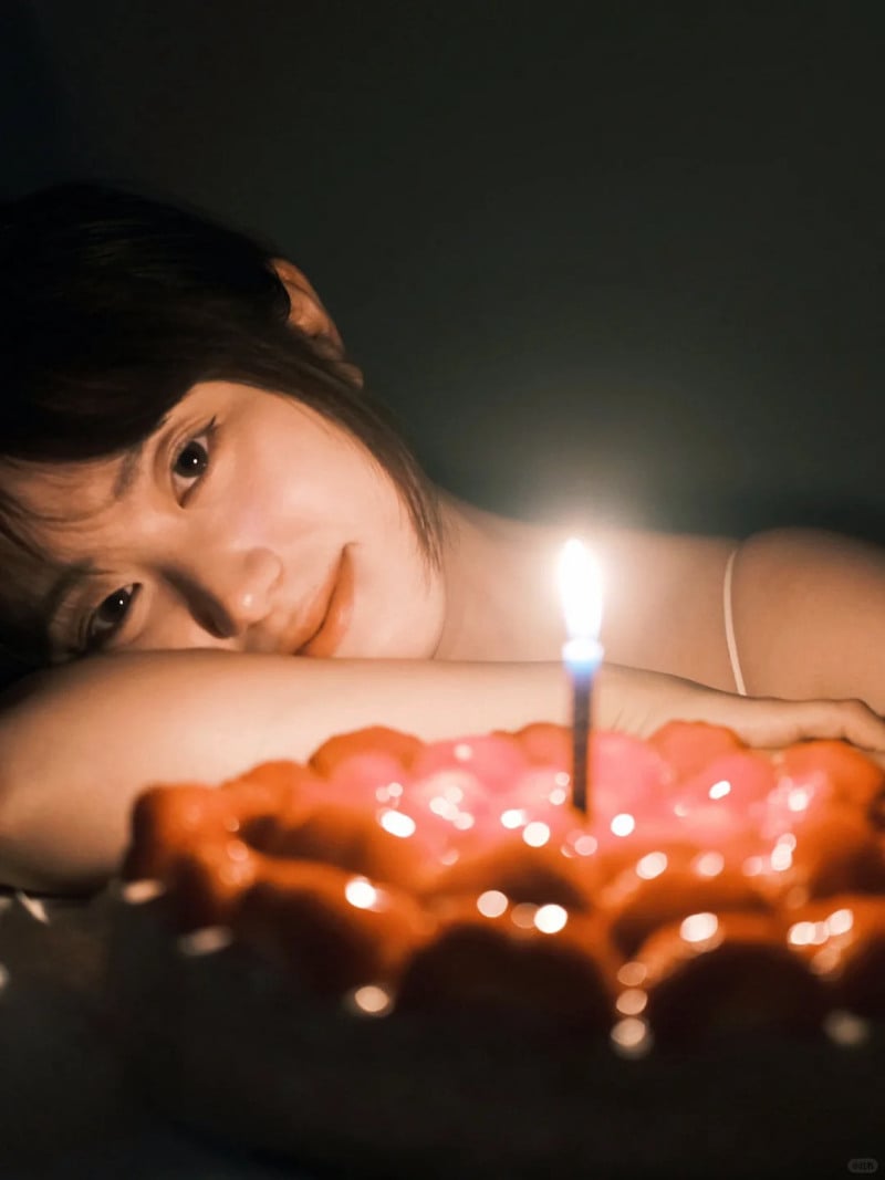 cách tạo dáng chụp ảnh với bánh sinh nhật