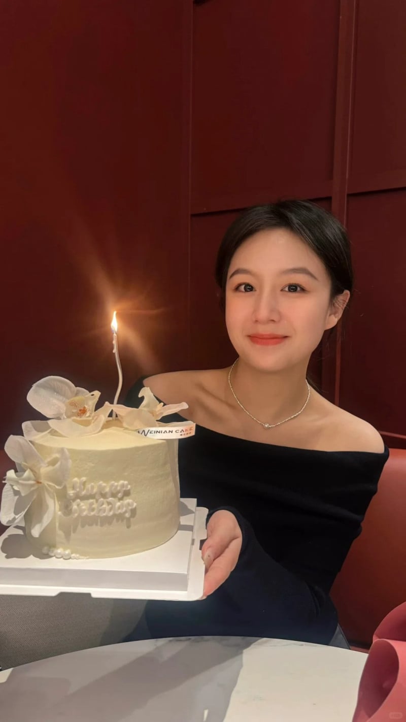 cách tạo dáng chụp ảnh với bánh sinh nhật