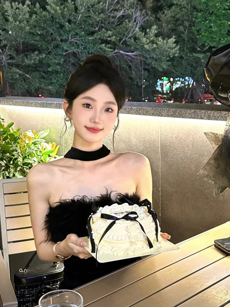 cách tạo dáng chụp ảnh với bánh sinh nhật