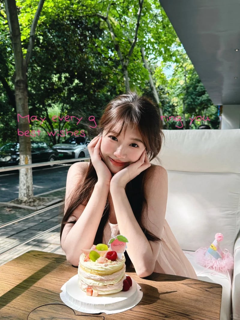 cách tạo dáng chụp ảnh với bánh sinh nhật