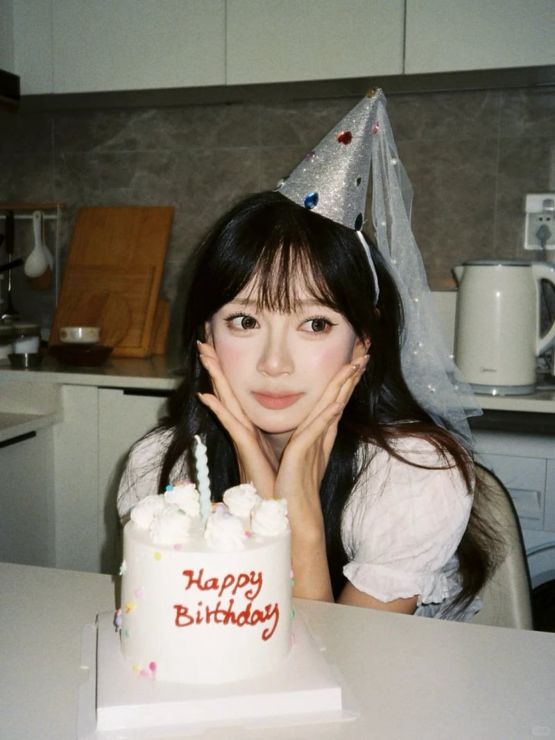 cách tạo dáng chụp ảnh với bánh sinh nhật