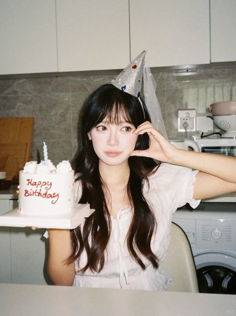 cách tạo dáng chụp ảnh với bánh sinh nhật