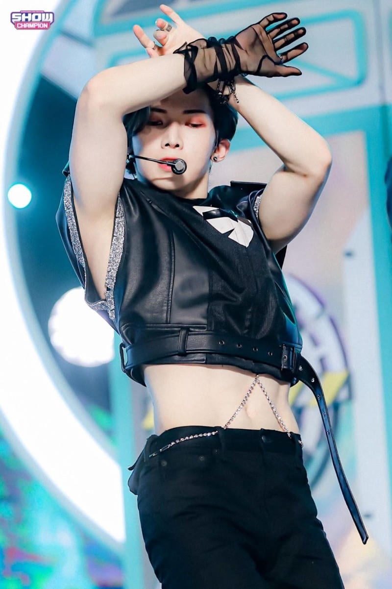 Áo croptop nam là gì?
