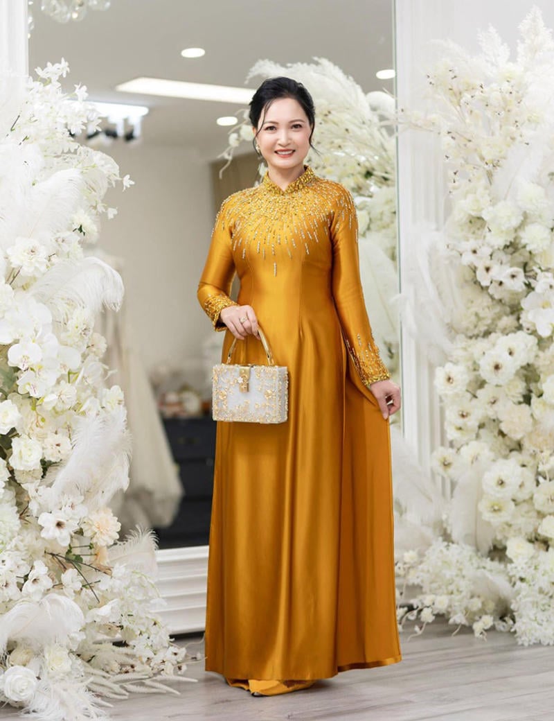 áo dài màu vàng đồng