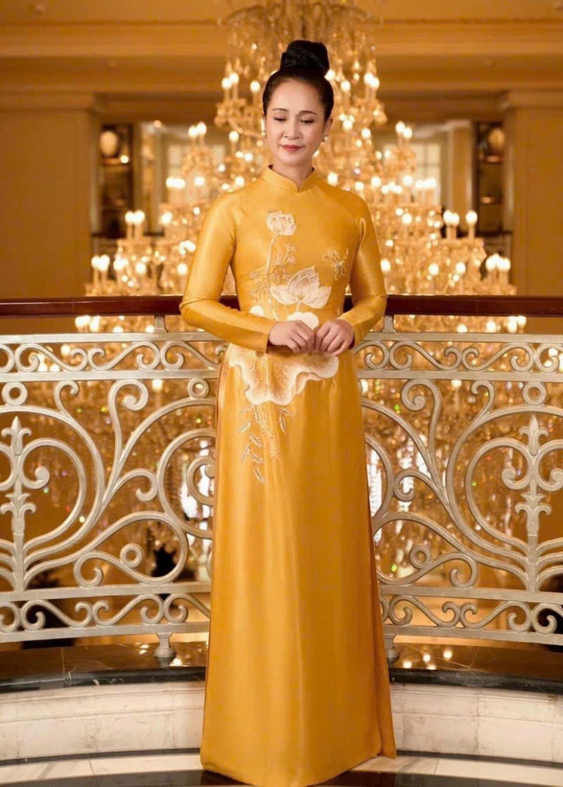 áo dài màu vàng đồng