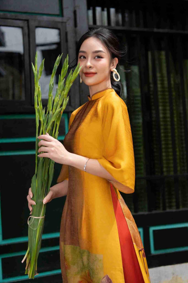 áo dài màu vàng đồng