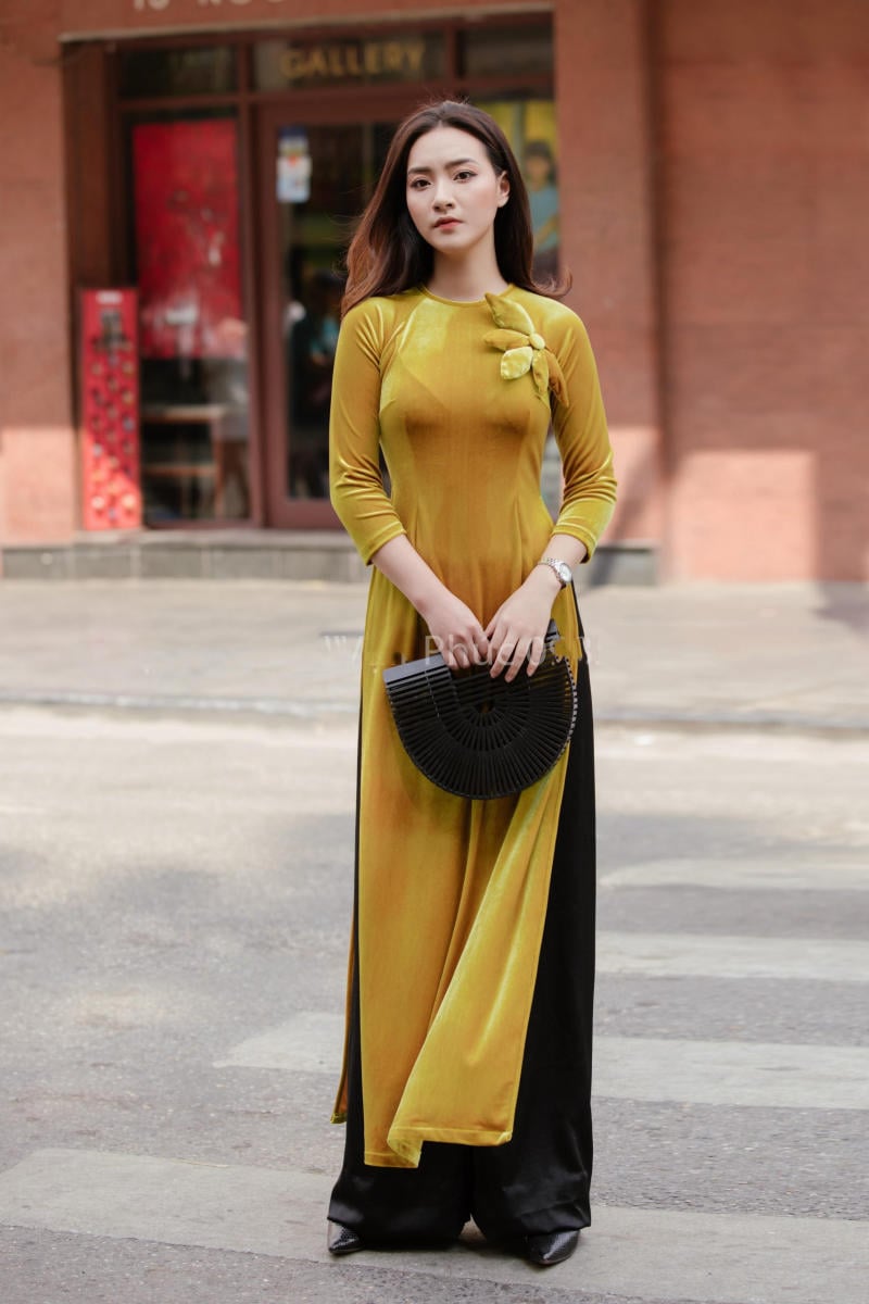 áo dài màu vàng đồng