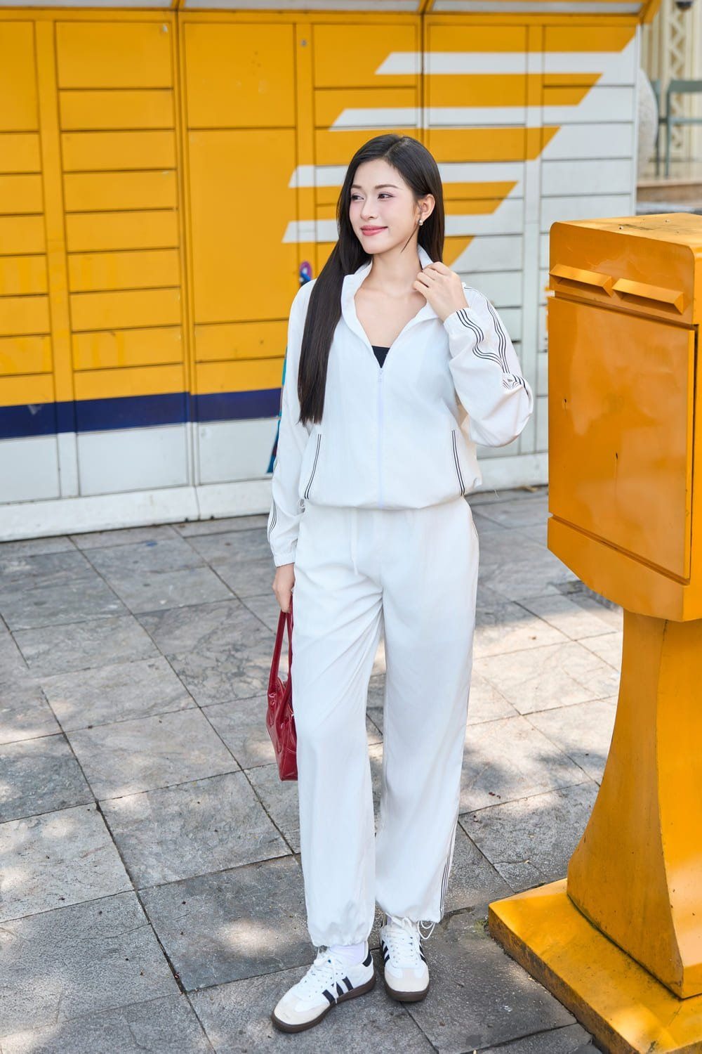 Set đồ thể thao trắng năng động và thời thượng