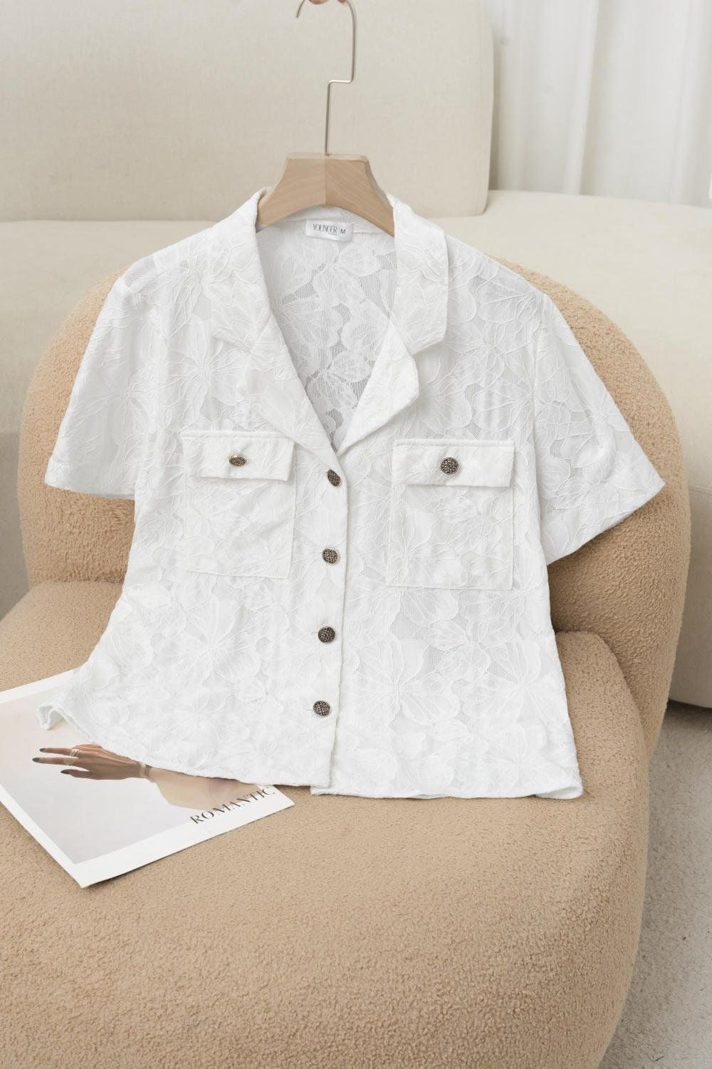 Áo kiểu công sở sơ mi trắng ren họa tiết nổi túi hộp