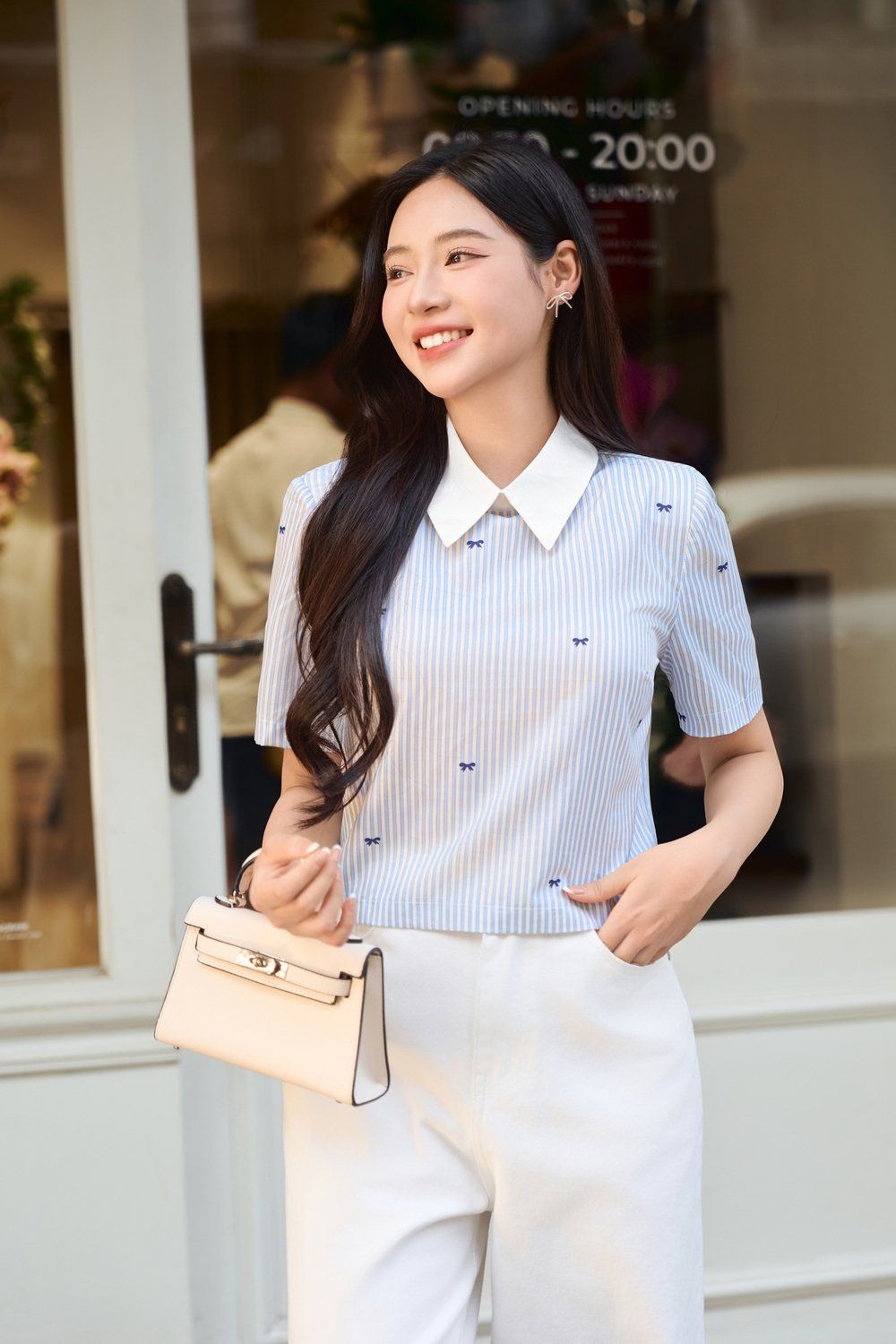 Áo kiểu công sở sơ mi kẻ sọc xanh nhạt họa tiết nơ cổ bẻ trắng