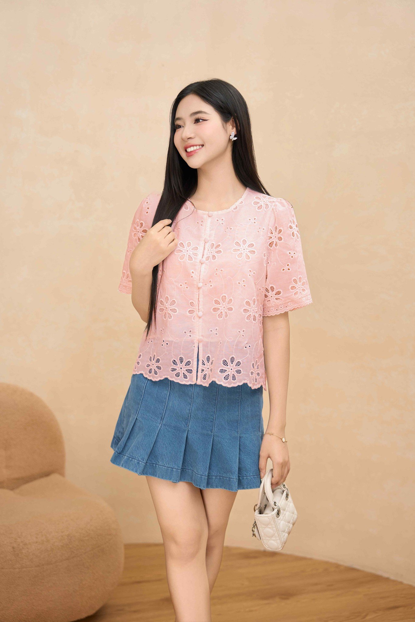 Áo sơ mi nữ thêu hoa cổ tròn
