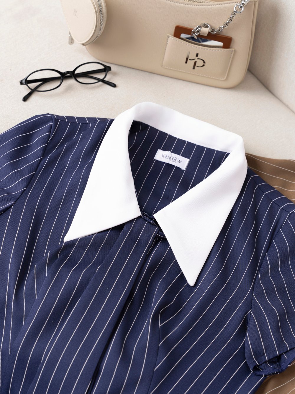 Áo kiểu nữ họa tiết kẻ phối cổ kèm cravat