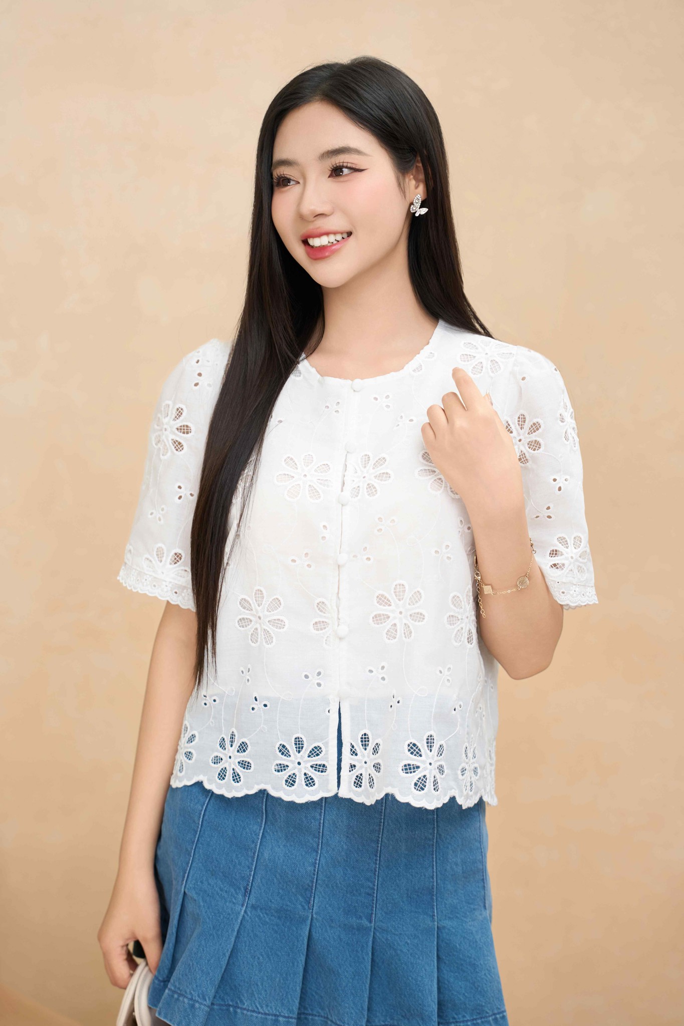 Áo sơ mi nữ thêu hoa cổ tròn