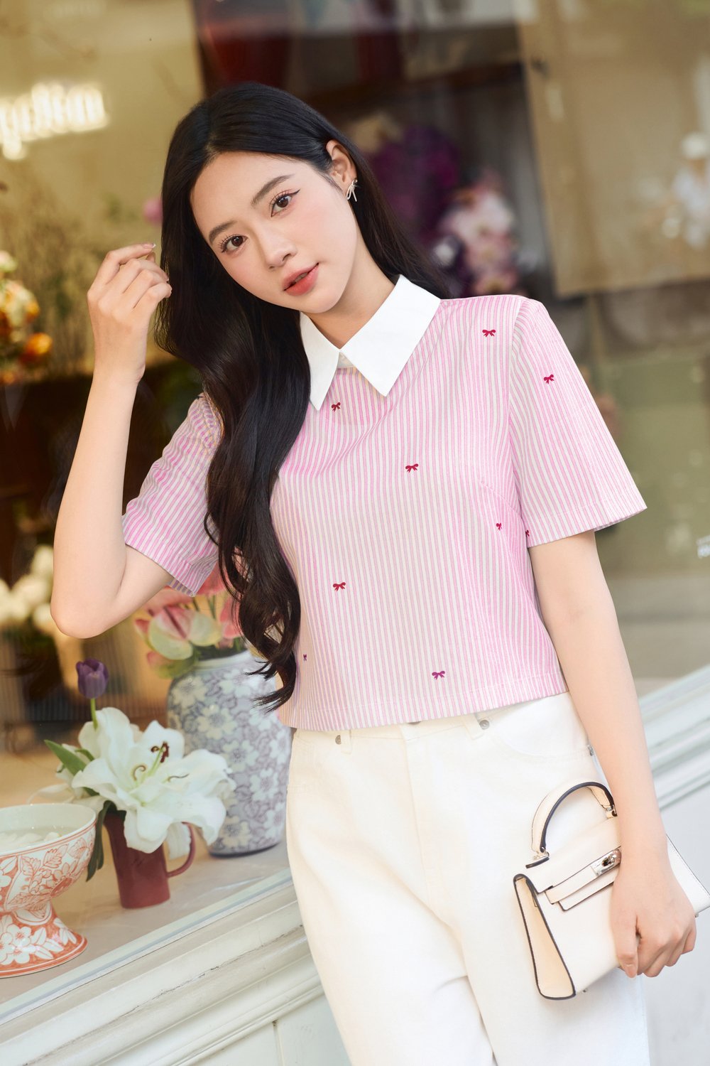 Áo sơ mi kẻ croptop phối cổ họa tiết in nơ kẻ