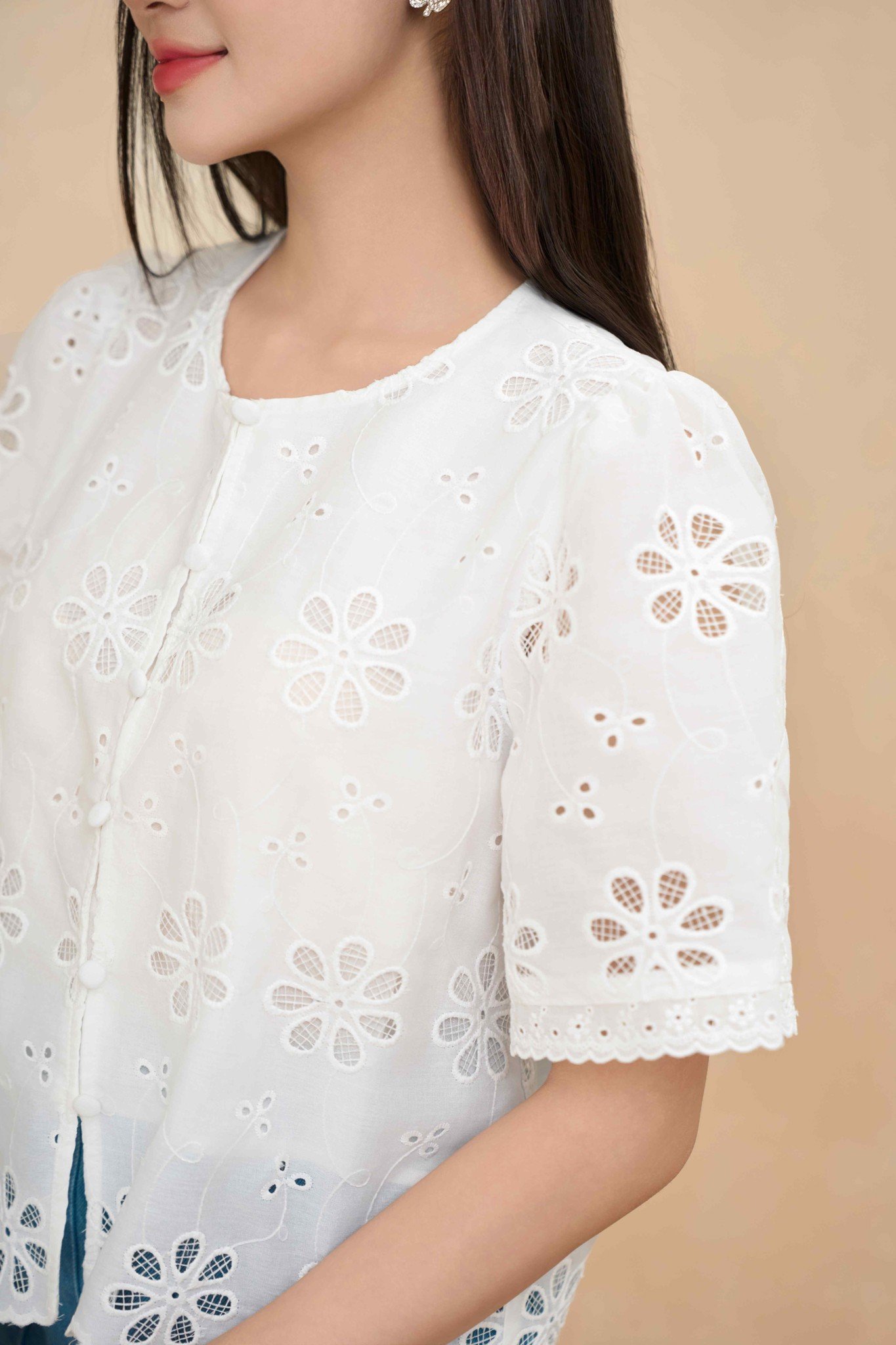 Áo sơ mi nữ thêu hoa cổ tròn