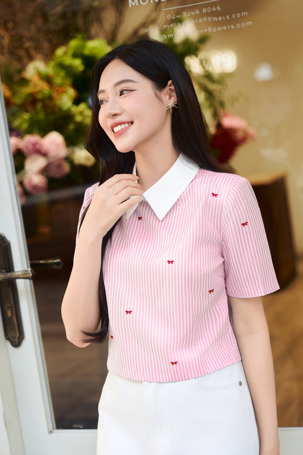 Áo sơ mi kẻ croptop phối cổ họa tiết in nơ kẻ