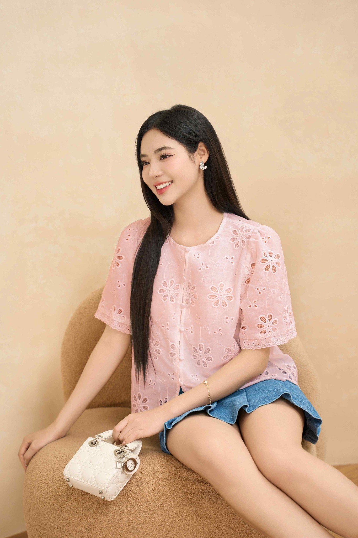 Áo sơ mi nữ thêu hoa cổ tròn