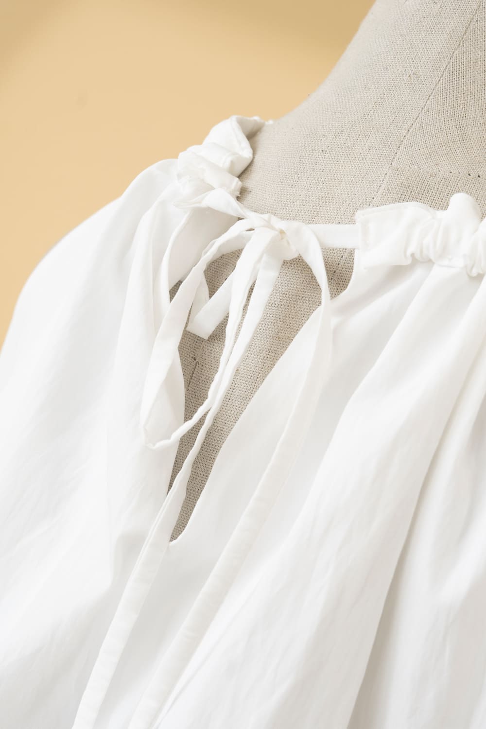 Áo thô gió cổ rút nhún dáng bom