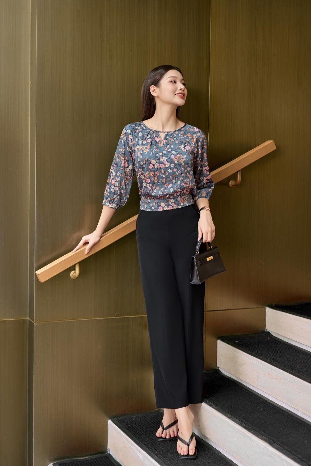 Mặc quần culottes đen và áo sơ mi