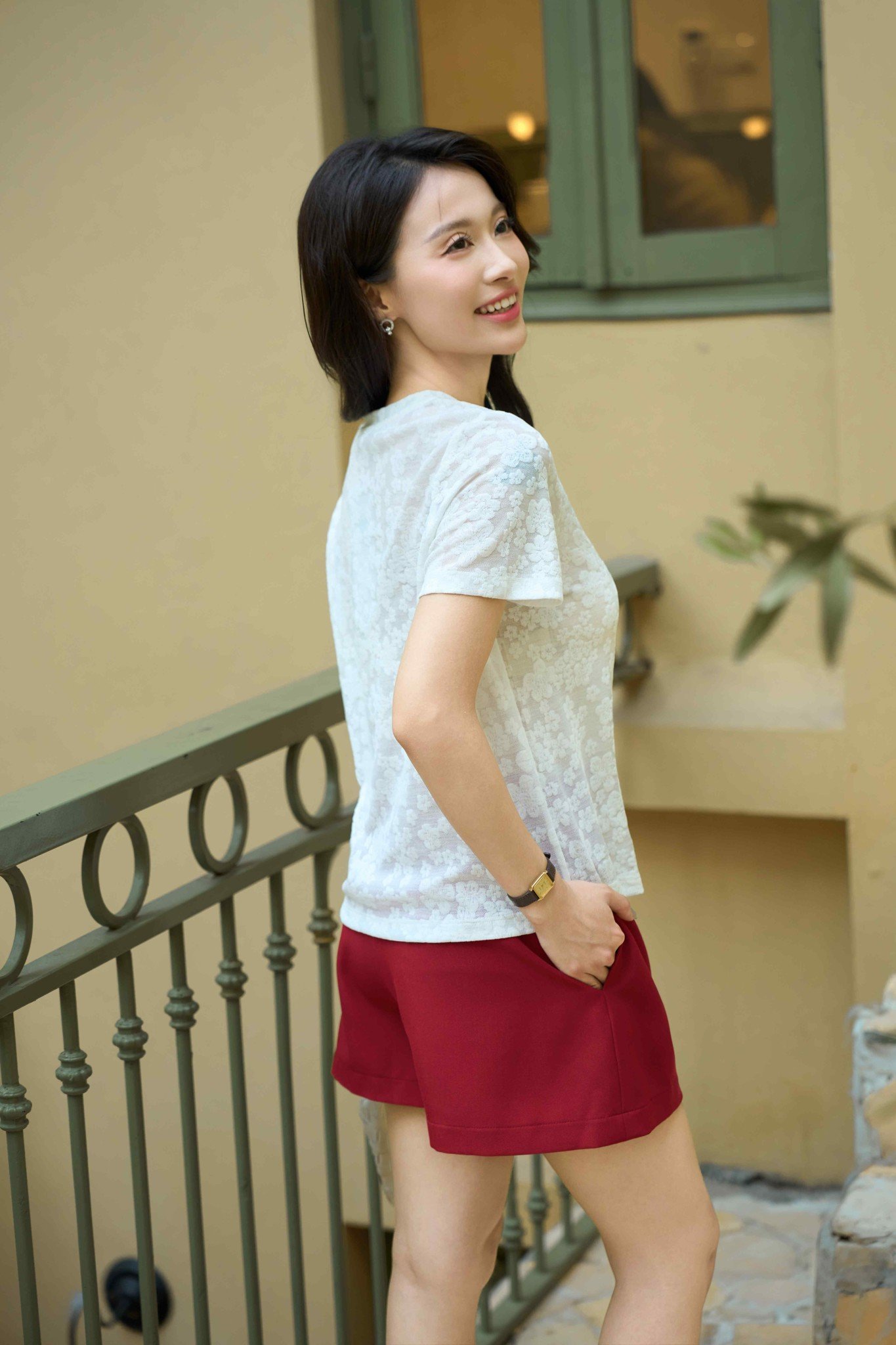 Áo ren ngắn tay cổ tròn