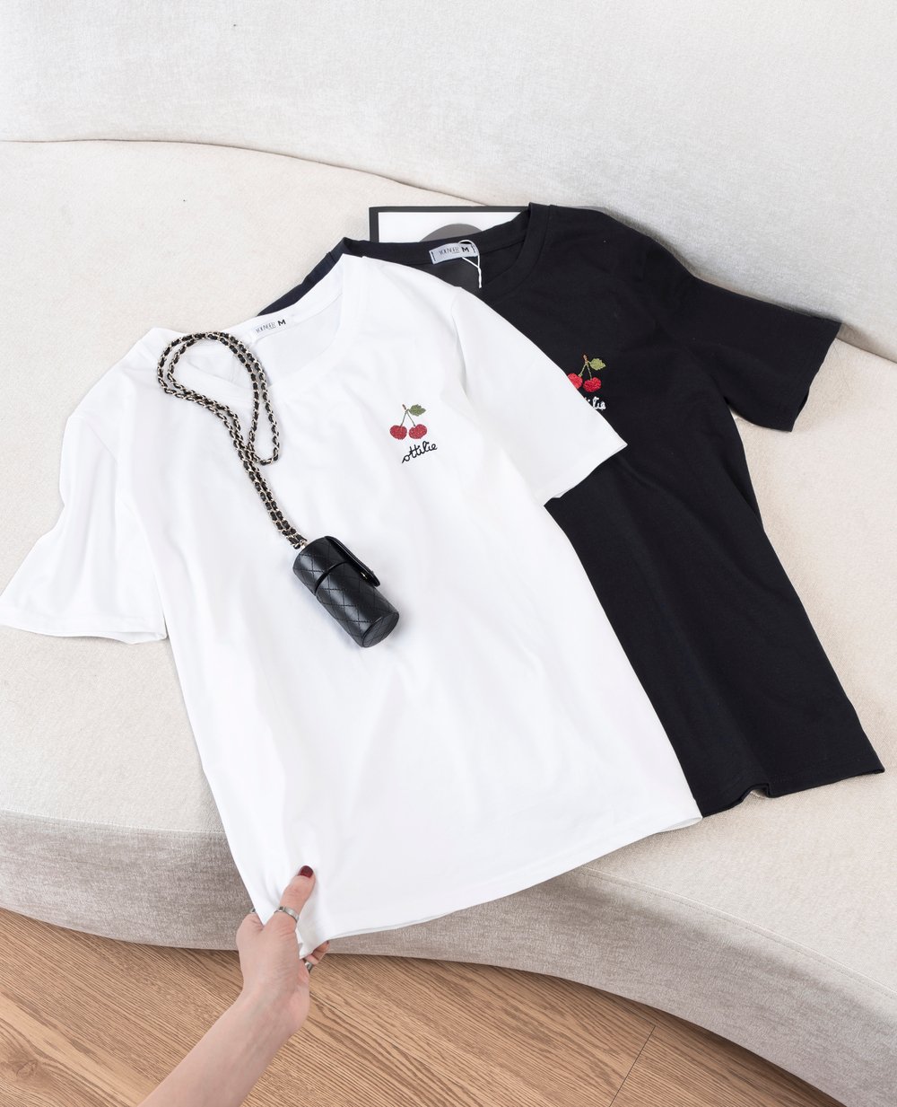 Áo cotton cổ tròn thêu ngực