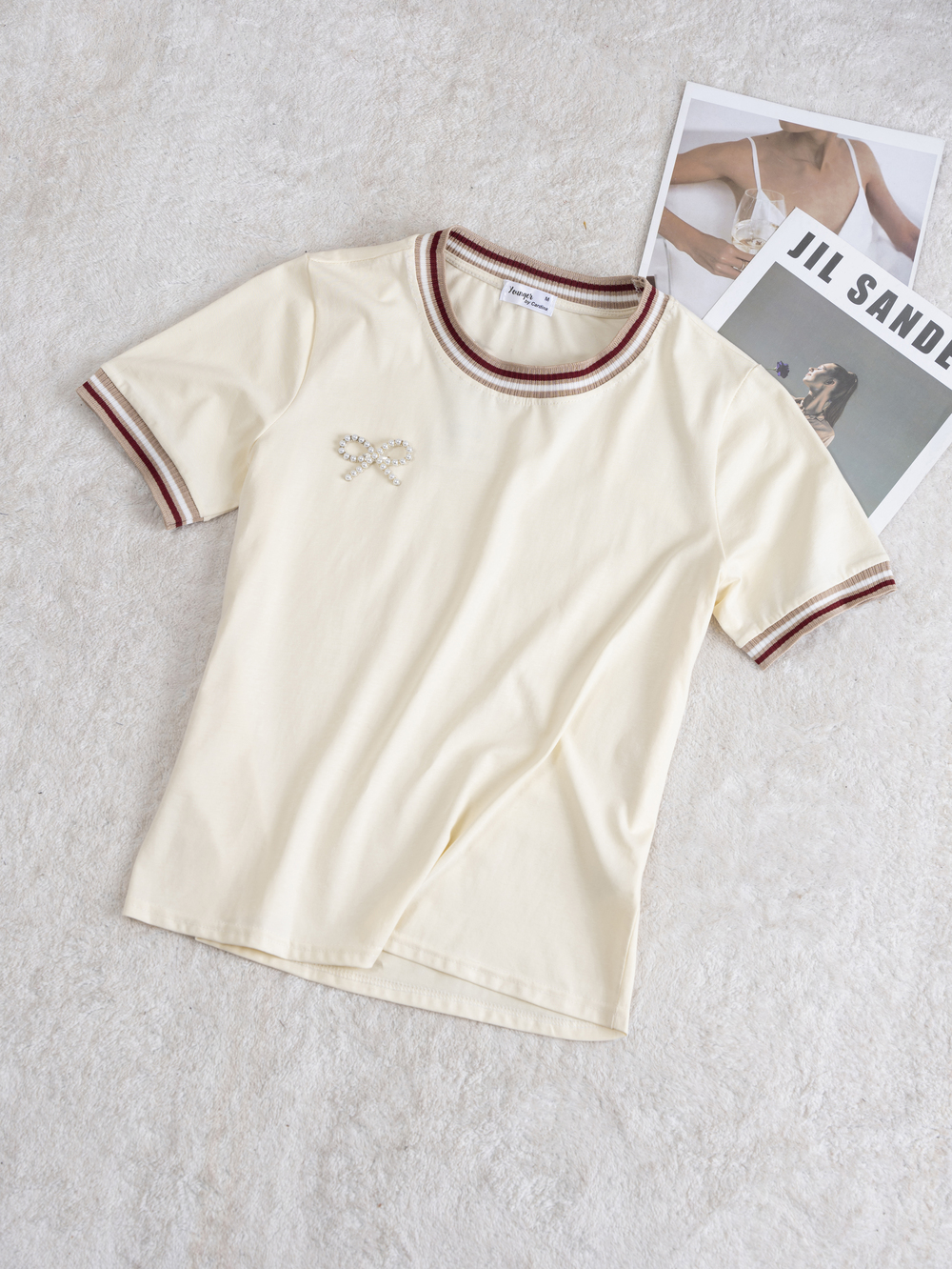Áo phông nữ chất cotton bo viền đính tag nơ